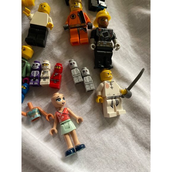 LEGO Minifigure Bundle 20 Pieces Mixed Themes & Characters - Picture 2 of 15